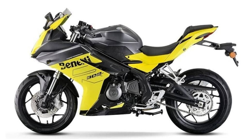 Kawasaki Z1000 Price, Mileage, Top Speed, Specs | RGB Bikes